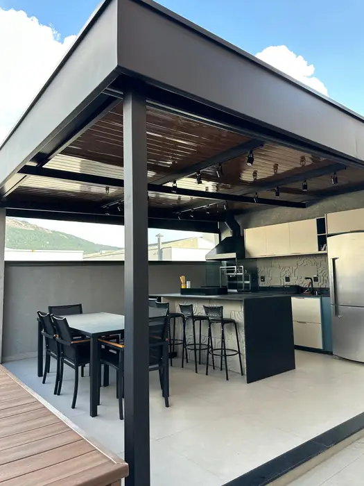 Pergolado sobre área gourmet